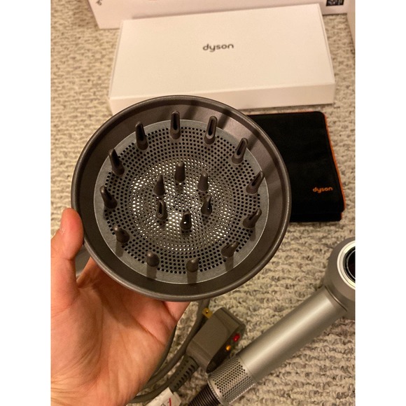 【SOLD】Dyson Supersonic Hair Dryer Gold Gifit Edition - Picture 7 of 12